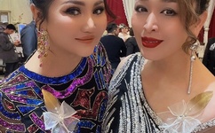 被两个男人舔吃我bb